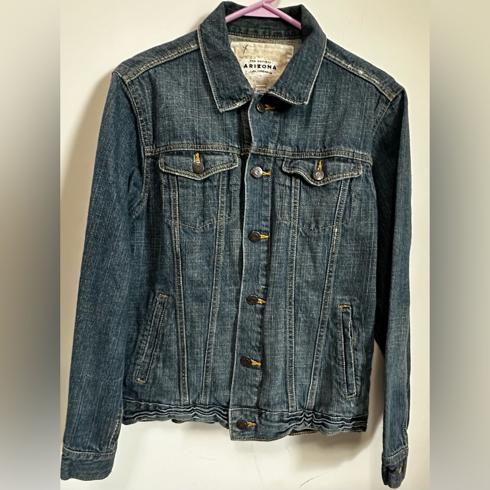 Vintage-style trucker Arizona Jean Co featuring a classic acid wash finish.